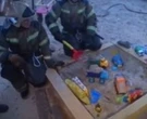 Russia: pompieri stressati dagli incendi, giocano con macchinine per bimbi