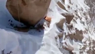 Alpinista russa bloccata sul Pik Pobeda: un video mostra la tenda strappata a 7000 metri