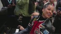 Concerto a sorpresa di Alicia Keys: suona il pianoforte alla stazione di Londra