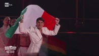 La Flag Parade di Eurovision 2026: Sal Da Vinci sfila con la bandiera dell'Italia
