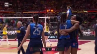 L’Italia mura il Brasile a rete, poi scatta il video check ed è set point