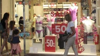 Saldi estivi 2025, al via domani in tutta Italia: le 5 regole d'oro per l'acquisto corretto