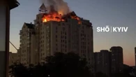Il grattacielo in fiamme all'alba di Kiev: missili e droni russi sulla capitale ucraina