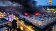 Il video delle vaste fiamme che avvolgono l'Eurostamp di Pianezza, Torino