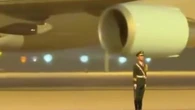 Soldato cinese sembra sfiorato dall'Air Force One ma non si muove: il video virale