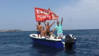 Ponte sullo Stretto, protesta in barca a Villa San Giovanni: "Il ponte non lo vogliamo"