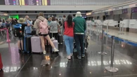 Il ministro Urso: "Ho accompagnato mia moglie a Fiumicino, mi rammarico se disagio per altri"