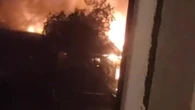 Il fuoco lambisce la finestra: vasto incendio dopo violento raid russo a Kharkiv