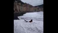 Travolto dalle onde mentre fa un selfie: si salva per miracolo nel mare di Camogli