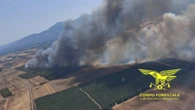 Rogo alle porte di Olbia, aeroporto Smeralda chiuso. La Sardegna tra vento e fuoco
