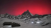 L'aurora boreale si vede anche in Italia e tinge di rosso il cielo sopra il Cervino