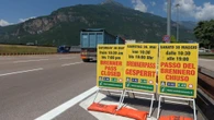 Chiusura del passo del Brennero, i cartelli di avviso al casello