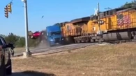 Treno travolge tir carico di auto bloccato sui binari in Texas: il momento dello schianto