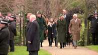 La famiglia reale riunita saluta i sudditi nella tradizionale passeggiata di Natale a Sandringham