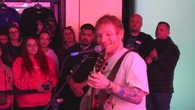 Ed Sheeran a sorpresa nel pop-up store di Londra presenta ai fan il nuovo album "Play"