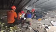 Crolla una scuola in Indonesia, c'è una vittima: si scava tra le macerie per salvare i dispersi