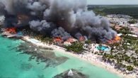 Le immagini dall'alto dell'incendio mentre devasta un resort balneare nella Repubblica Dominicana