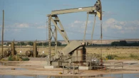 Guerra in Iran, gli "strani" effetti economici: il petrolio cala ma il prezzo della benzina schizza