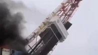 Il crollo del gigante petrolifero avvolto dalle fiamme: la torre di Jamalo-Nenets
