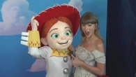 Taylor Swift a sorpresa alla prima di Toy Story 5, firma una canzone della colonna sonora