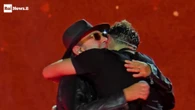 L'abbraccio con Luca Carboni, il momento più emozionante del concerto di Cremonini a Roma