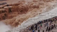 Cina, la cascata si divide in due: il raro spettacolo "metà limpida e metà fangosa"