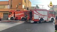 Roma, fiamme in un appartamento: morta una donna di 91 anni, gravissima la figlia