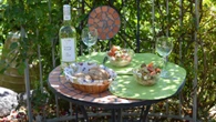 Per picnic, spiaggia e cene condivise, i consigli degli esperti per mangiare all’aperto senza rischi