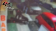 Calci e botte sulla compagna per gelosia: il video della terribile aggressione