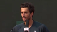 Lorenzo Musetti mostra il bicipite e commenta l'eleganza del suo tennis alla fine del match