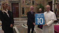 Papa Leone incontra i giocatori del Napoli, il video dell'udienza e il dono della maglia n°10