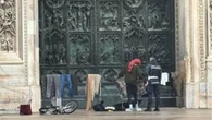 Milano, clochard stende i panni ad asciugare davanti al Duomo: bloccato dalla polizia locale