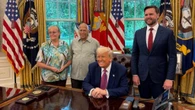 Il fratello del Papa alla Casa Bianca con Trump e la foto diventa virale