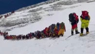 Everest, coda record verso la vetta: centinaia di alpinisti in fila sul versante nepalese