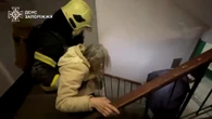 Momenti concitati dopo il raid russo: persone salvate da un palazzo a Zaporizhia