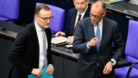 Il capogruppo Cdu Spahn diventa padre con la maternità surrogata, Merz gli impone le dimissioni