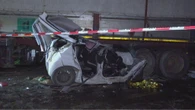 La rimozione dell'auto completamente accartocciata dopo l'incidente mortale a Sale: le immagini