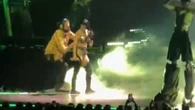 Incidente sul palco per Katy Perry: il reggiseno si slaccia durante lo show
