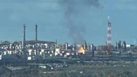 Russia, la palla di fuoco e l'incendio dopo che un drone ha colpito la raffineria - Video