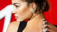 Rita Ora sfoggia delle spine cromate sulla schiena: outfit da urlo a Londra