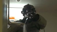 L'incursione in diretta: marines britannici con mitra spianati sulla petroliera russa, il video 