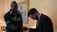 Mamdani-Balotelli, siparietto a New York. E il sindaco cita la celebre maglia "Why always me?"