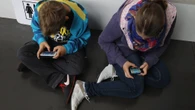 "Cefalea digitale", schermi, social sonno alterato: cresce il mal di testa tra bambini e adolescenti