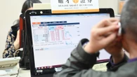 Hong Kong apre in calo - 2,65%. Il petrolio oltrepassa 112 dollari al barile