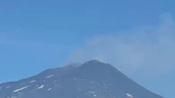 Etna, allerta arancione per aviazione: cenere dalla voragine e tremore in aumento