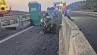 Abbandona la moglie in strada dopo un litigio, guida contromano e si schianta: morto un 34enne