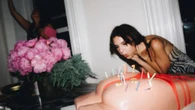 La torta "sfacciata" di Emily Ratajkowski tra ironia e provocazione