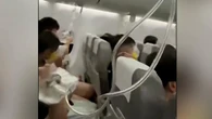L’aereo precipita di 7.000 metri in pochi minuti, paura a bordo di un volo diretto a Tokyo. Il video