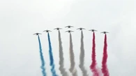 Parata del 14 luglio: lo spettacolare passaggio delle frecce tricolori francesi nel cielo di Parigi