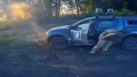 Soldato schizza fuori l'auto prima che il drone in picchiata impatti sul mezzo